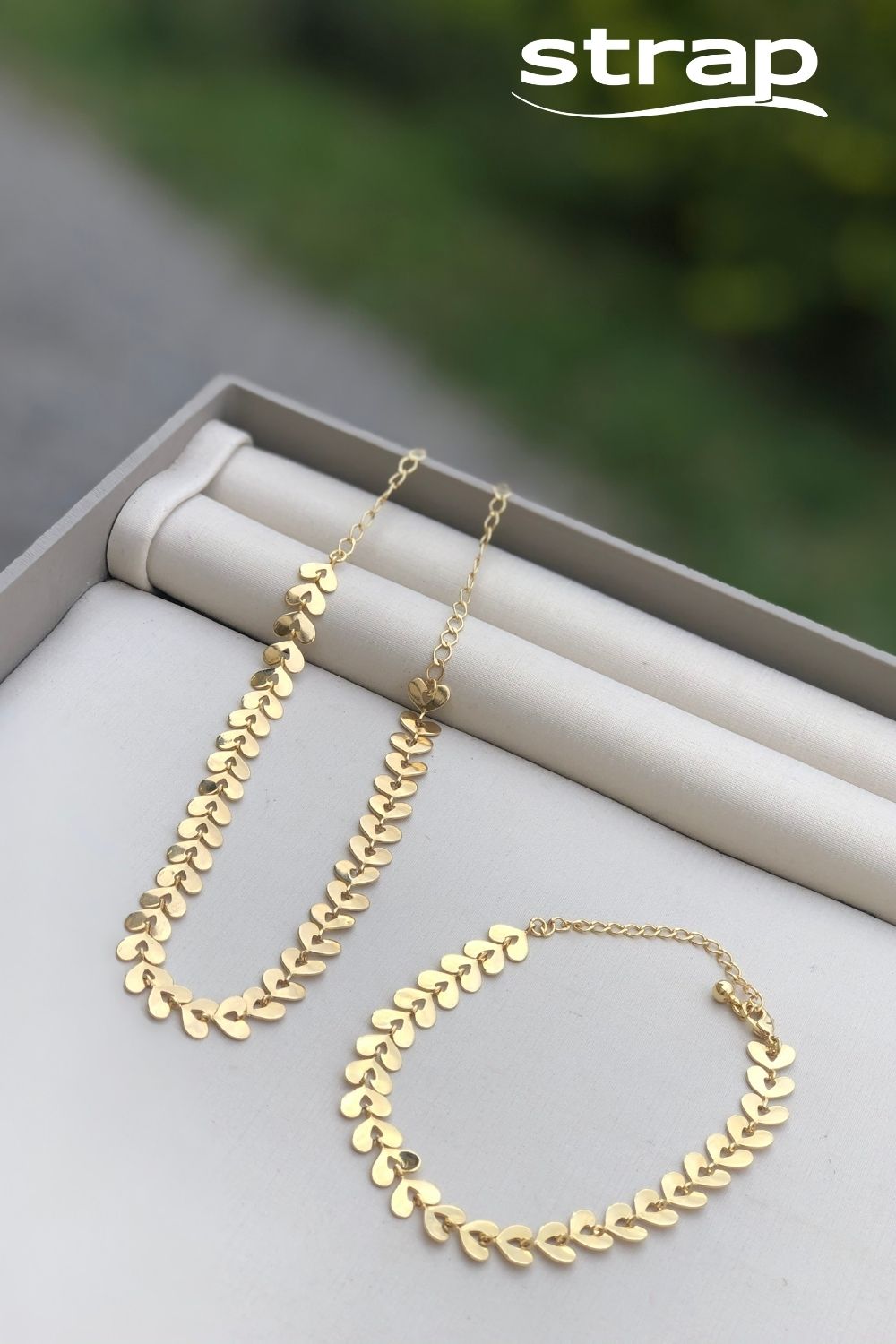 COLAR CHOKER CORAÇÕES FOLHEADO A OURO 18K