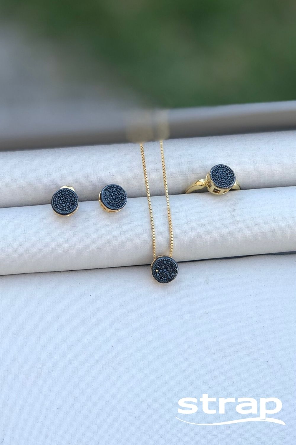 COLAR COM PINGENTE REDONDO CRAVEJADO DE ZIRCÔNIAS PRETAS FOLHEADO A OURO 18K
