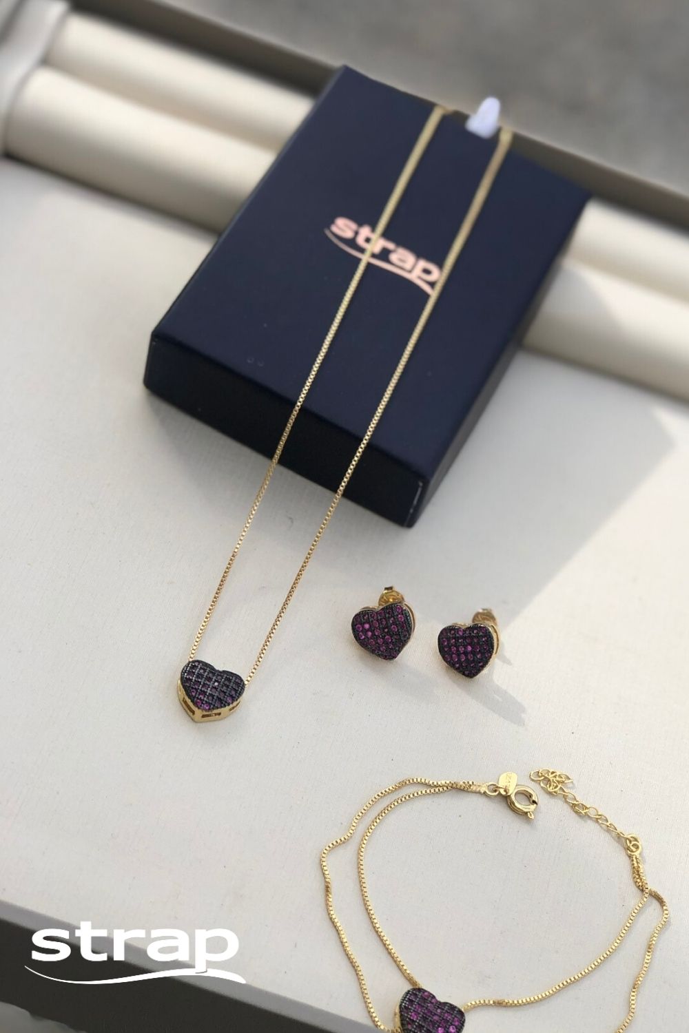 COLAR COM CORAÇÃO CRAVEJADO DE ZIRCÔNIAS ROSA FOLHEADO A OURO 18K