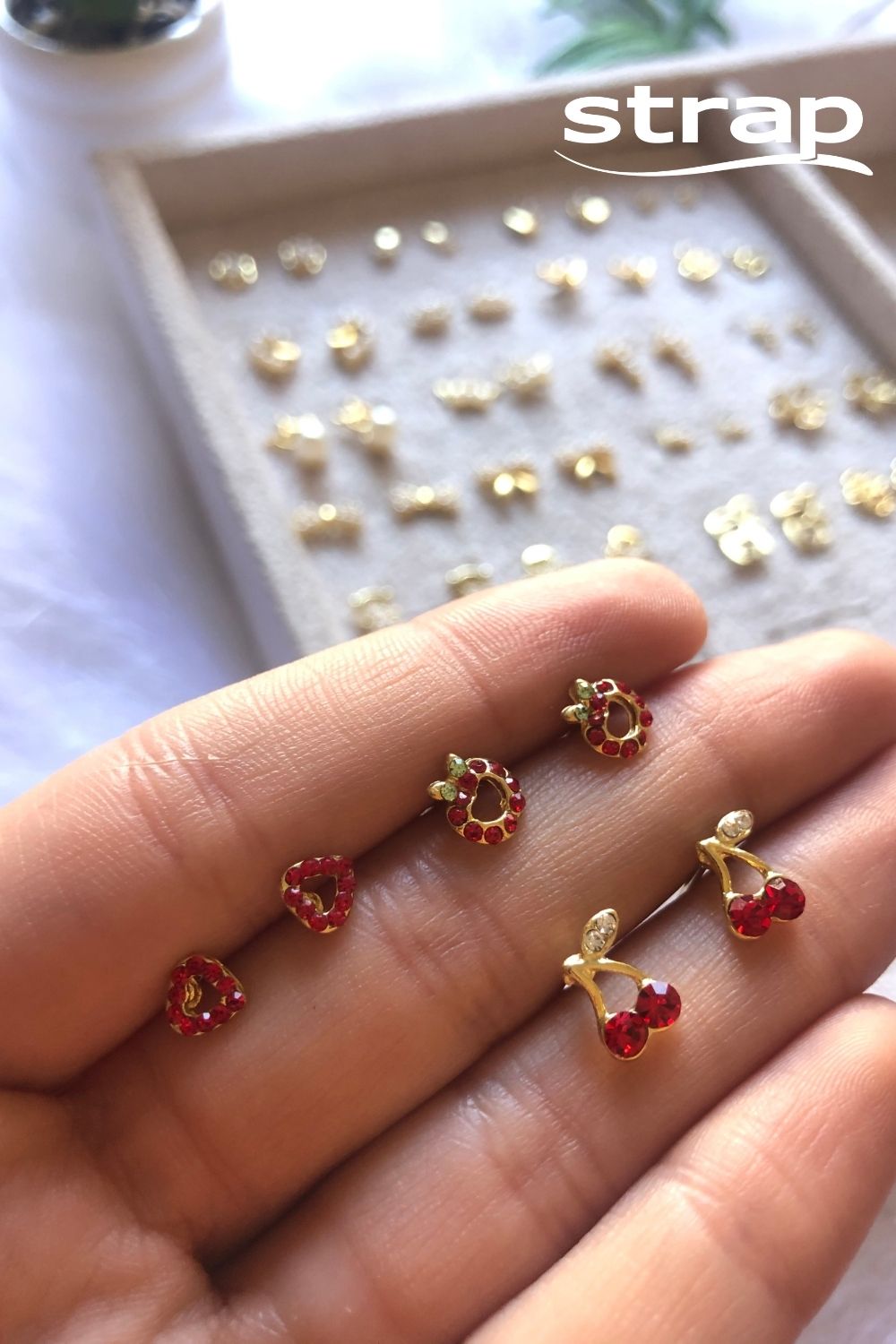 BRINCO MINI CEREJA COM STRASS COLORIDAS FOLHEADO A OURO 18K