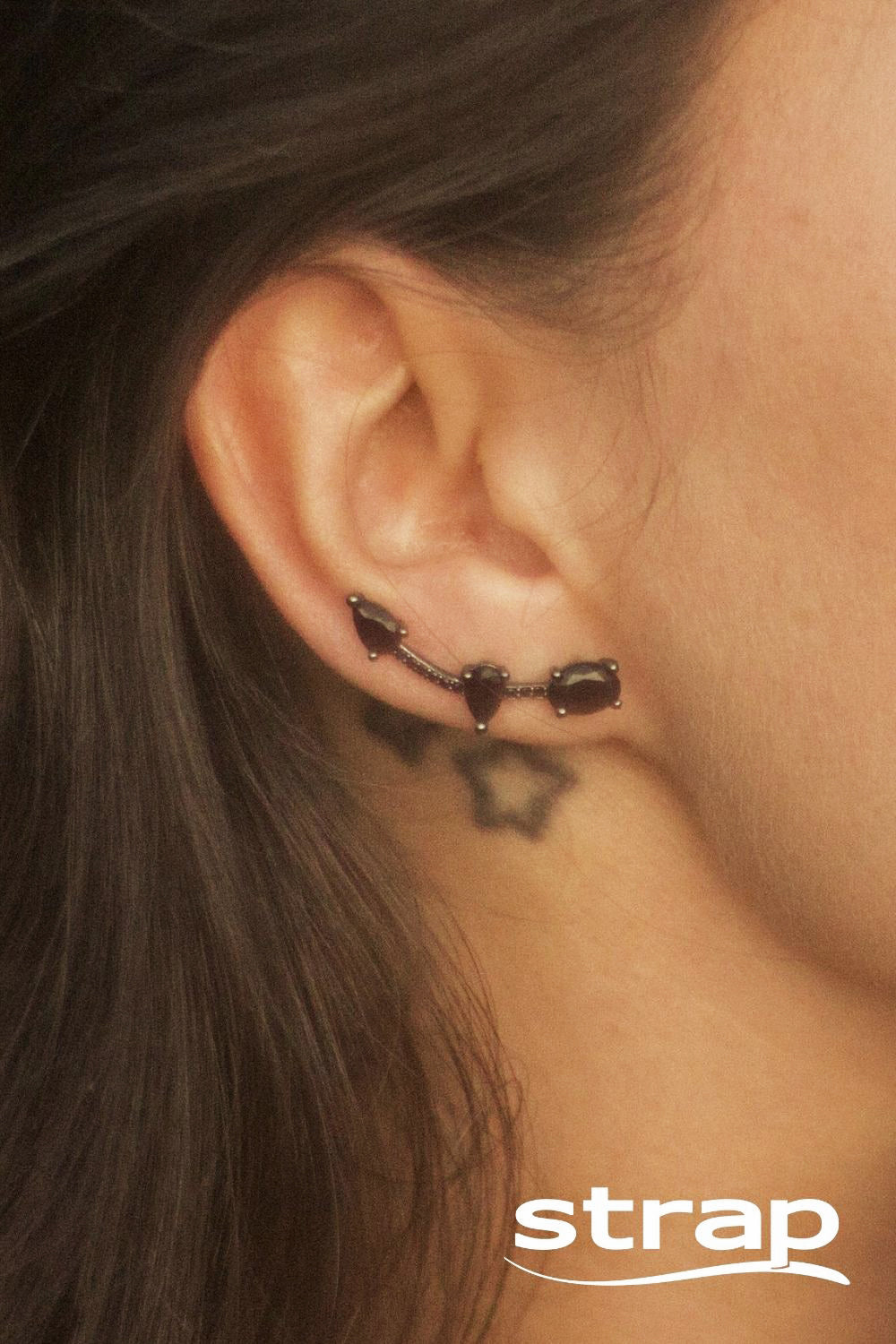 BRINCO EAR CUFF MIRALOI COM ZIRCÔNIAS PRETAS
