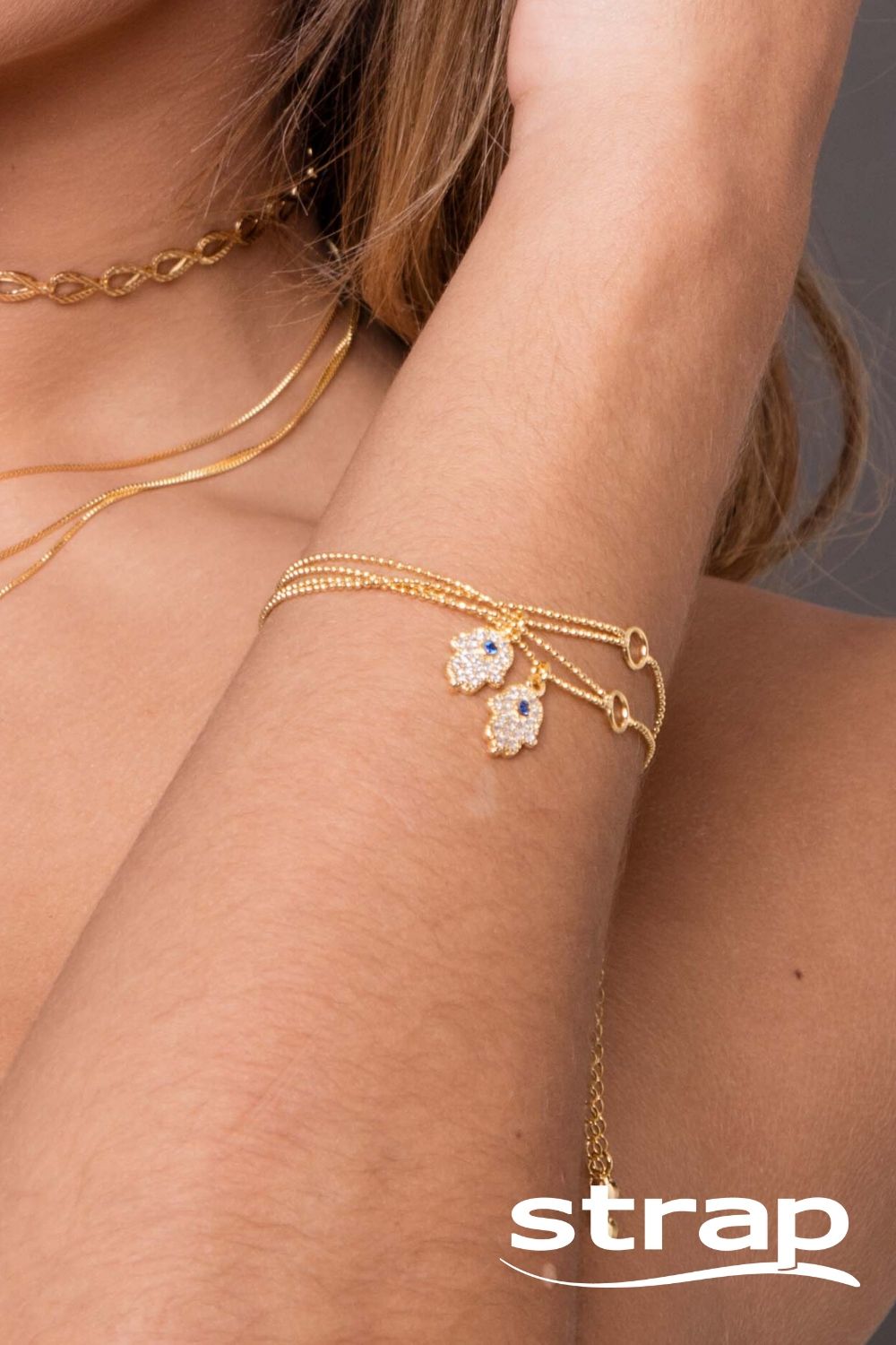 PULSEIRA COM PINGENTE MÃO DE HAMSÁ CRAVEJADA DE ZIRCÔNIAS FOLHEADA A OURO 18K