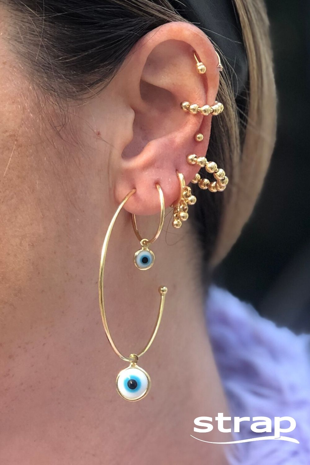 BRINCO DE ARGOLA MÉDIA COM PINGENTE DE OLHO GREGO FOLHEADO A OURO 18K