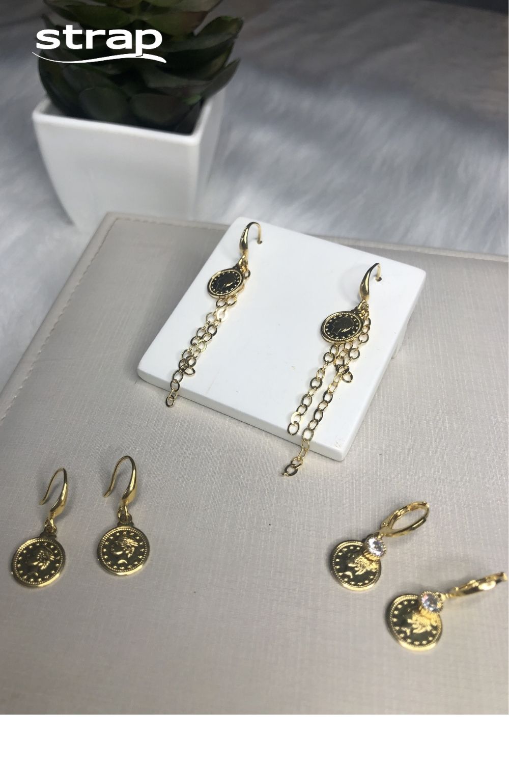 BRINCO DE ARGOLA COM MOEDA E ZIRCÔNIA FOLHEADO A OURO 18K