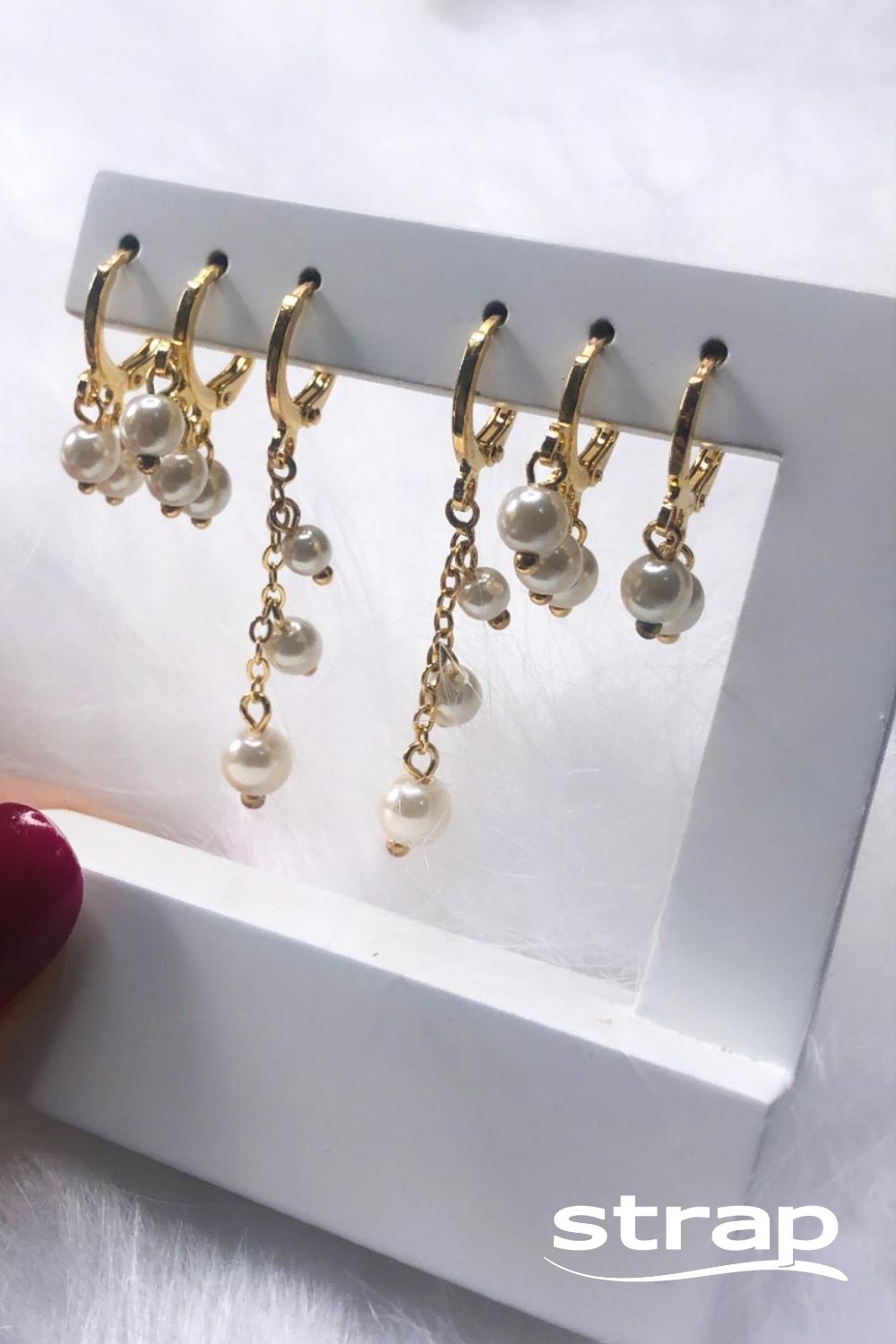 BRINCO DE ARGOLA COM DUAS PÉROLAS FOLHEADO A OURO 18K