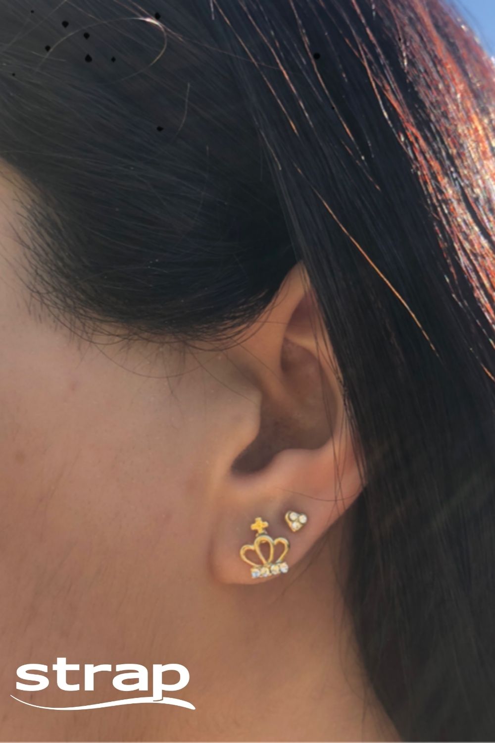 BRINCO MINI COROA COM STRASS FOLHEADO A OURO 18K