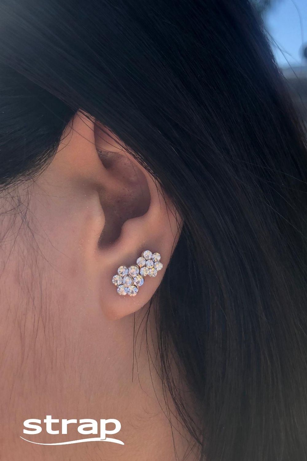 BRINCO MINI FLOR COM STRASS FOLHEADO A OURO 18K MÉDIO
