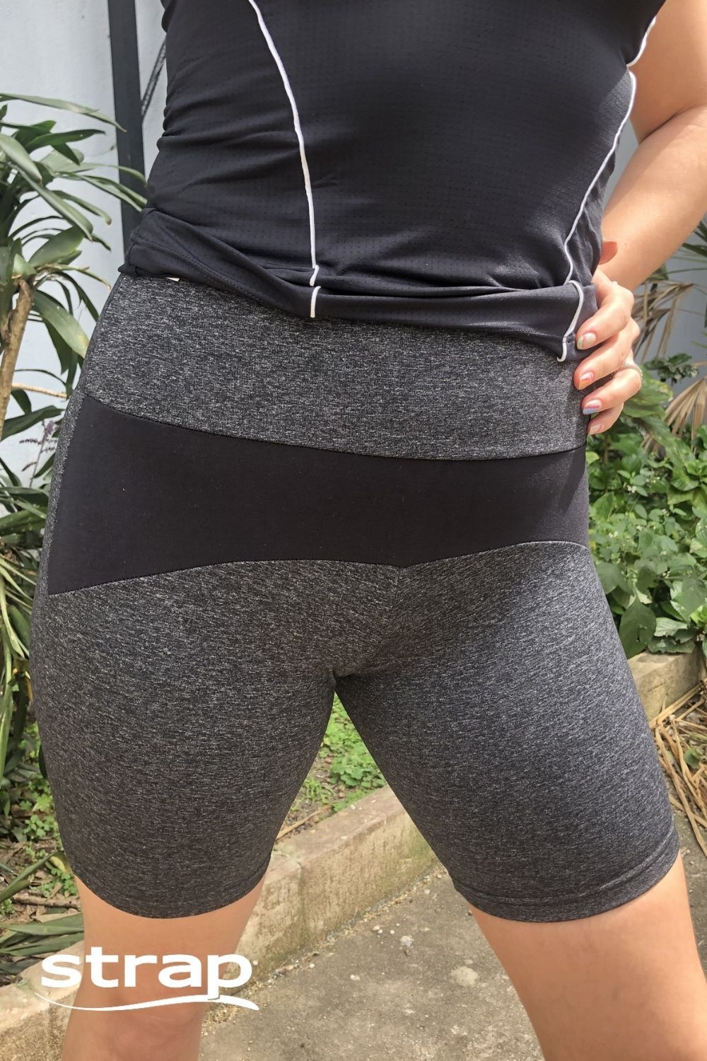 SHORT COM DETALHE NA FRENTE