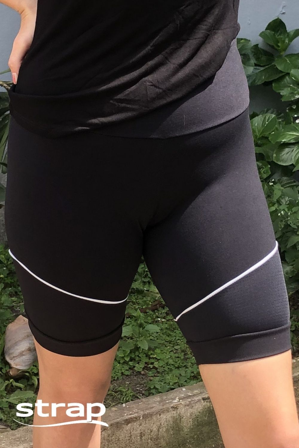 SHORT COM DETALHE BRANCO NA FRENTE