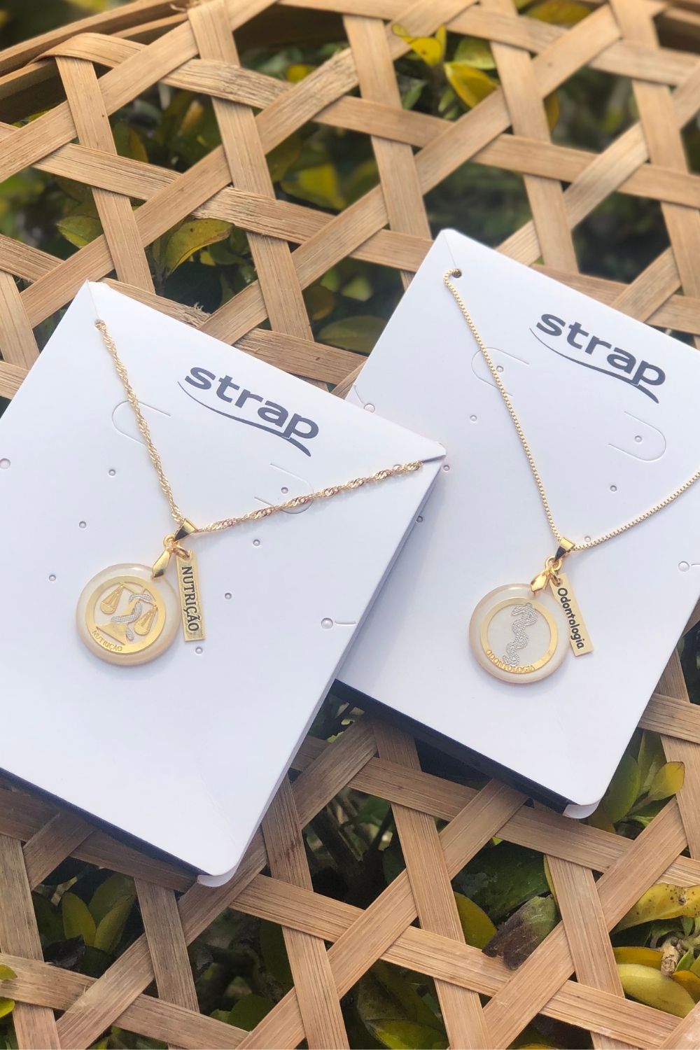 COLAR PROFISSÃO NUTRIÇÃO EM RESINA FOLHEADO A OURO 18K