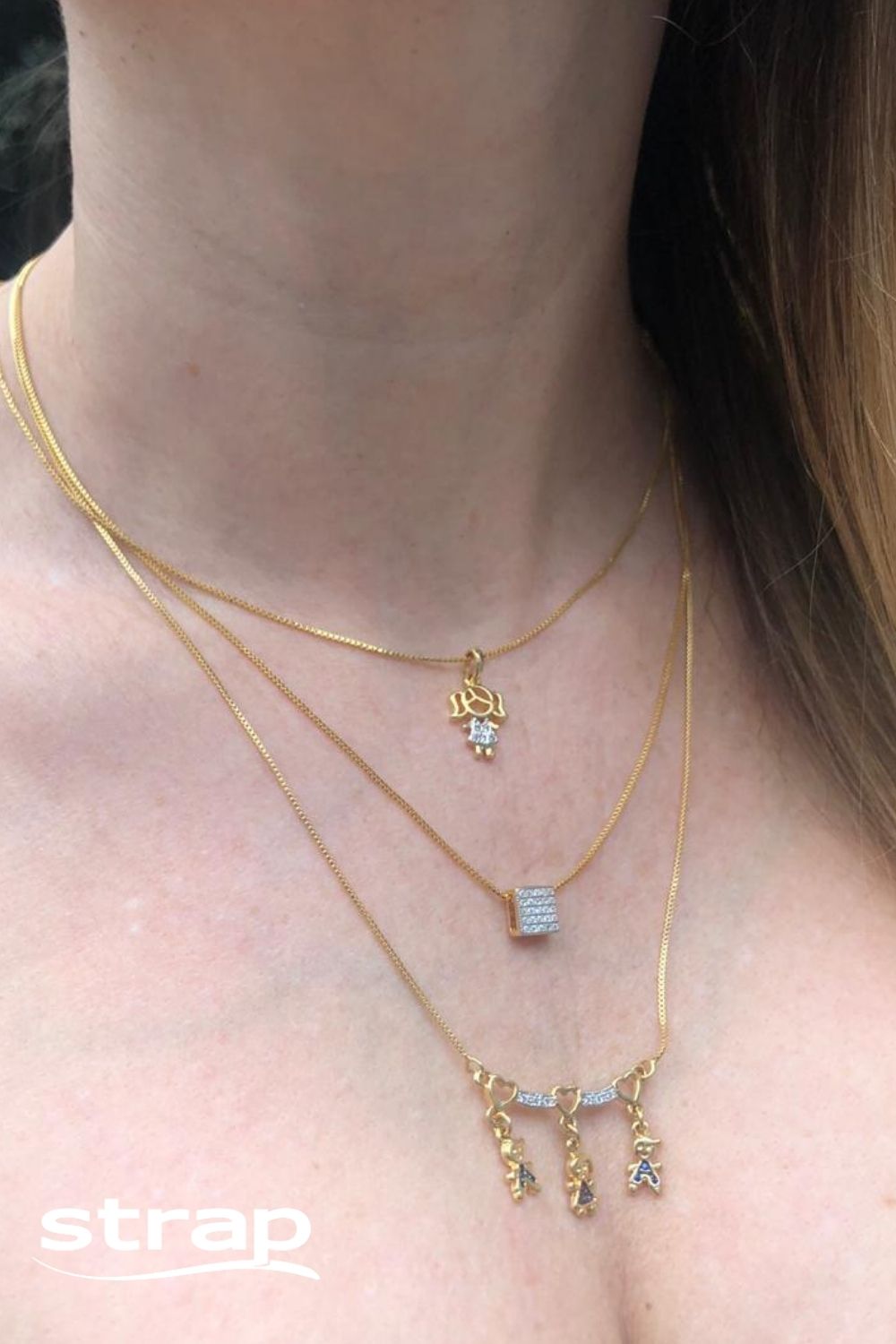 COLAR COM PINGENTE QUADRADO CRAVEJADO DE ZIRCÔNIAS FOLHEADO A OURO 18K