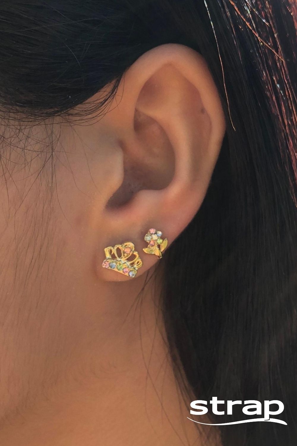 BRINCO MINI COROA COM STRASS COLORIDAS FOLHEADO A OURO 18K