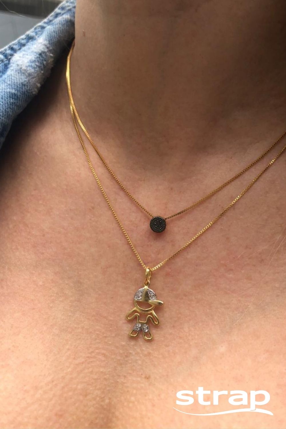 COLAR COM PINGENTE PEQUENO REDONDO CRAVEJADO DE ZIRCÔNIAS PRETAS FOLHEADO A OURO 18K