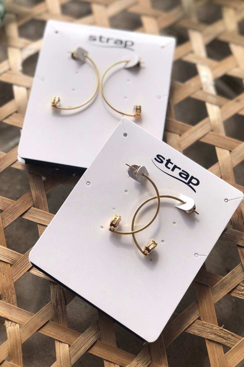 BRINCO DE MEIA ARGOLA COM ZIRCÔNIA COM 4 CM DE DIÂMETRO FOLHEADO A OURO 18K