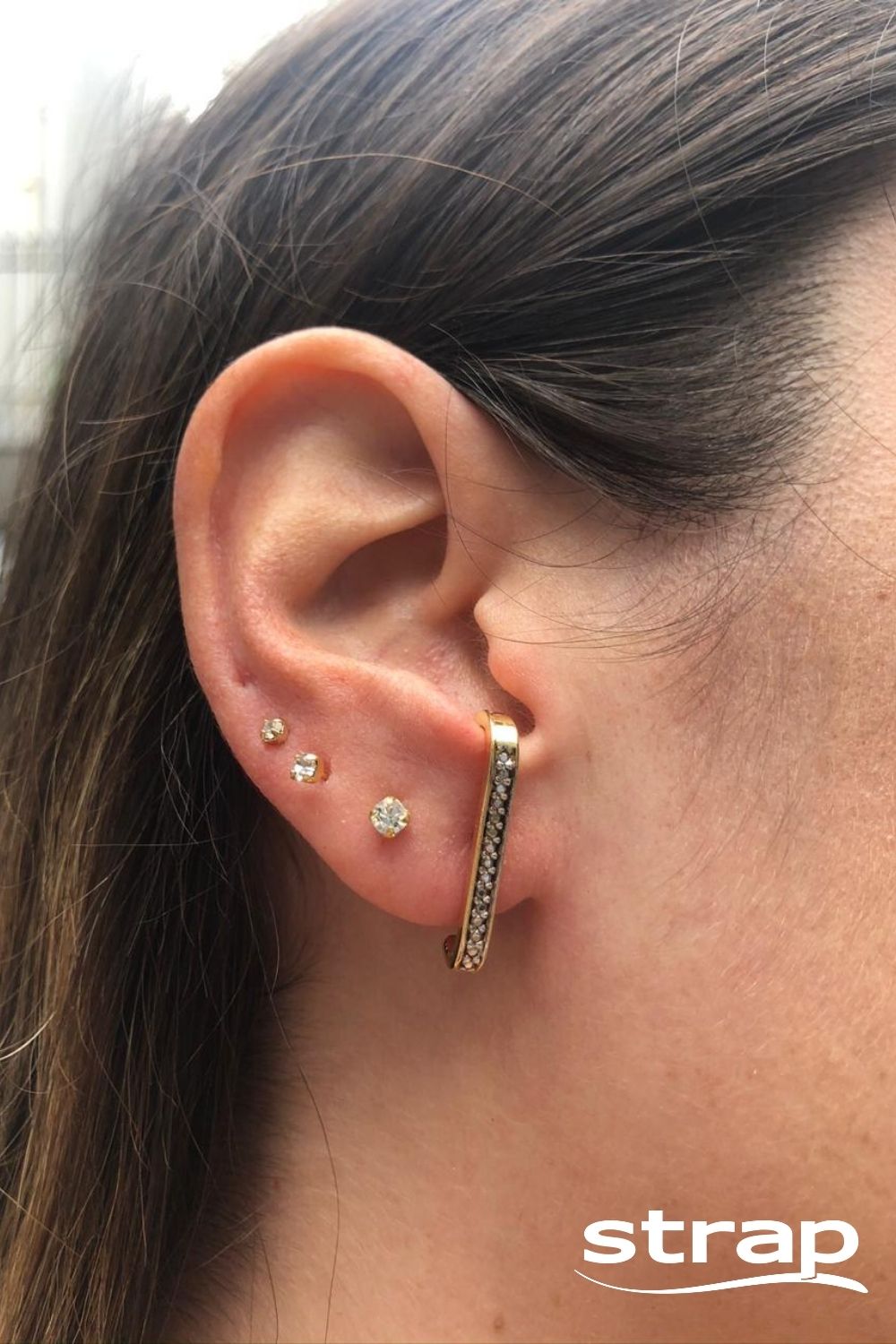 BRINCO EAR HOOK COM RÓDIO NEGRO E ZIRCÔNIAS FOLHEADO A OURO 18K