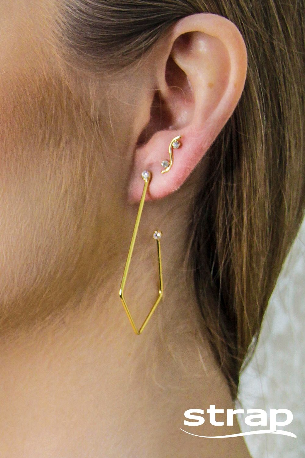BRINCO DE ARGOLA LOSANGO COM ZIRCÔNIAS FOLHEADO A OURO 18K
