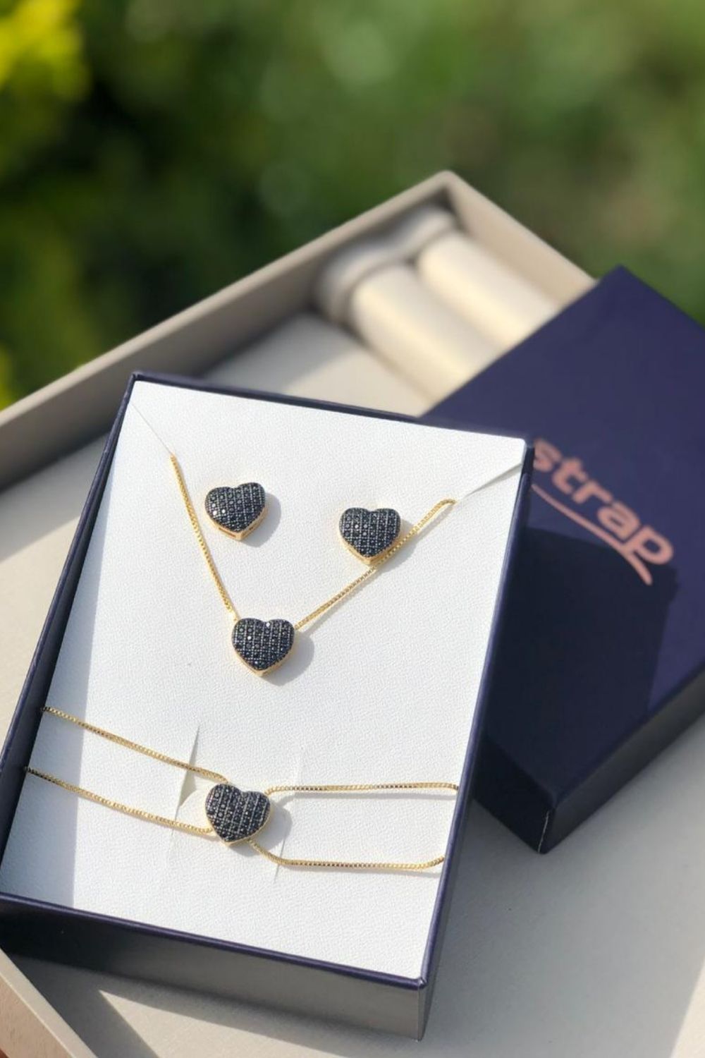 COLAR CORAÇÃO CRAVEJADO DE ZIRCÔNIAS PRETAS FOLHEADO A OURO 18K
