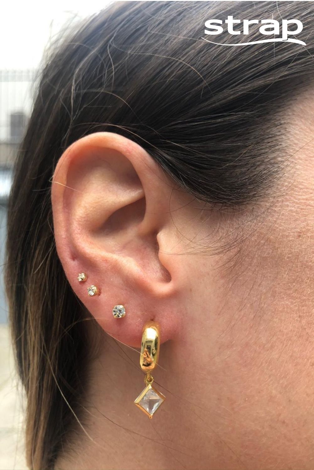 BRINCO DE ARGOLA COM ZIRCÔNIA QUADRADA FOLHEADO A OURO 18K