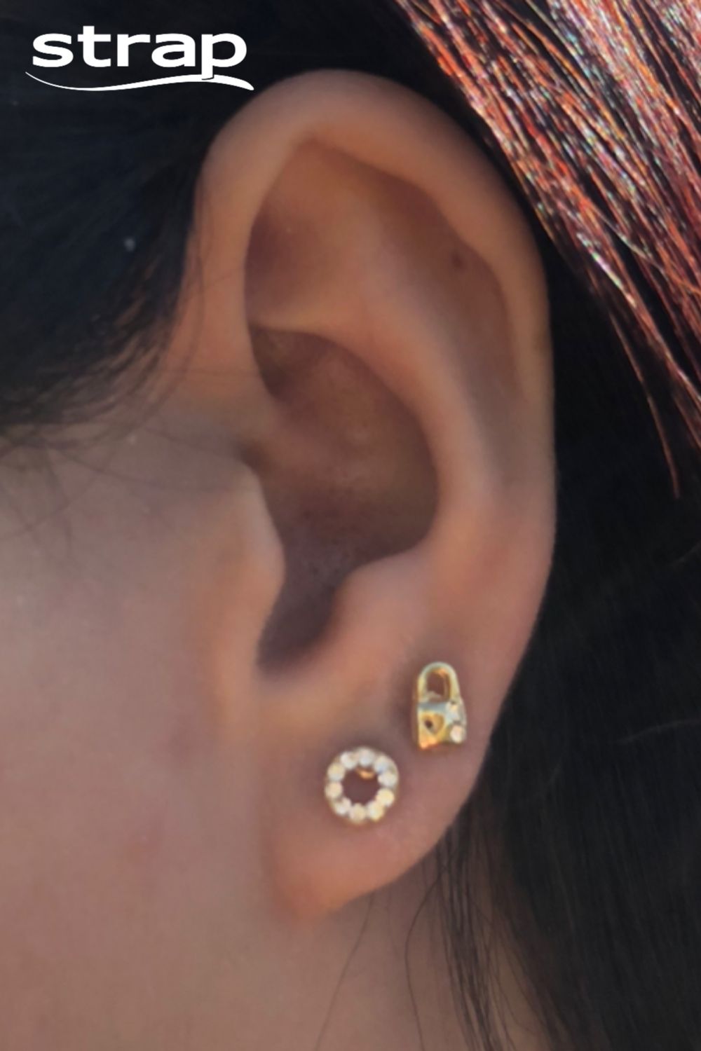 BRINCO MINI CADEADO COM STRASS FOLHEADO A OURO 18K