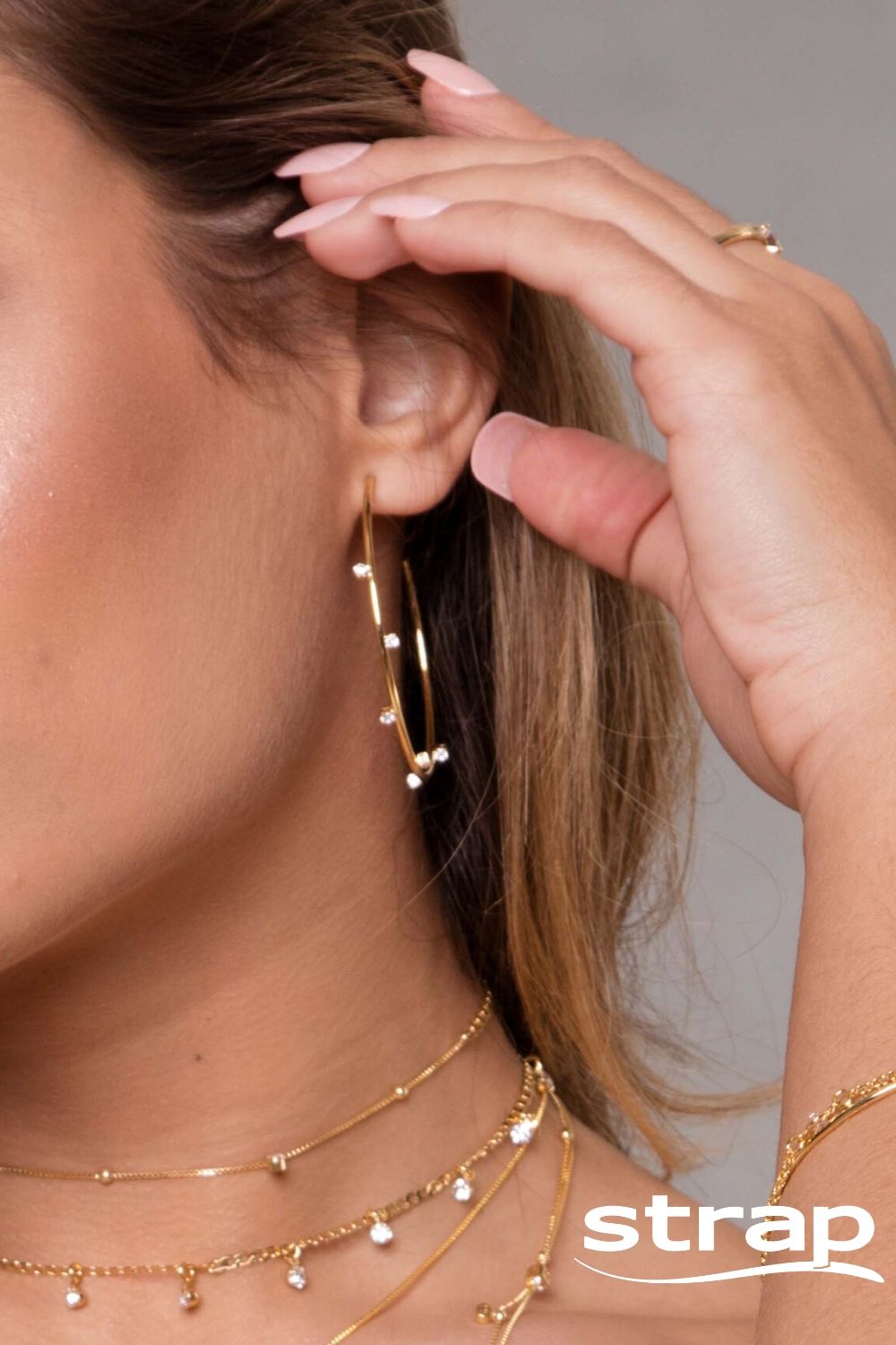 BRINCO DE ARGOLA GRANDE ABERTA COM ZIRCÔNIAS FOLHEADO A OURO 18K