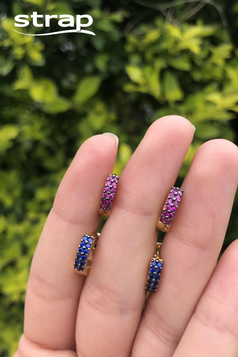 BRINCO DE ARGOLA COM 1 CM DE DIÂMETRO CRAVEJADA DE ZIRCÔNIAS AZUIS FOLHEADO A OURO 18K