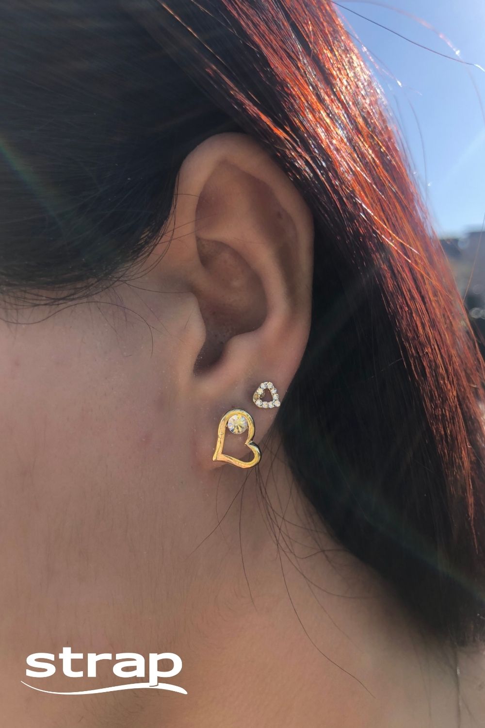 BRINCO MINI CORAÇÃO VAZADO COM STRASS FOLHEADO A OURO 18K
