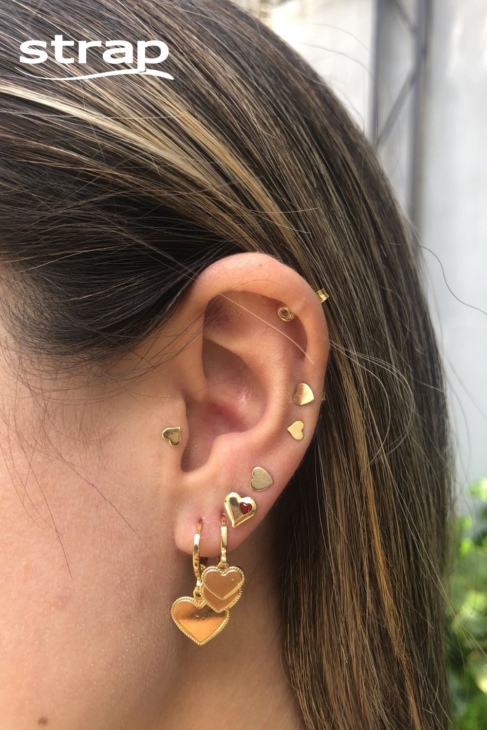 BRINCO DE ARGOLA COM CORAÇÃO FOLHEADO A OURO 18K