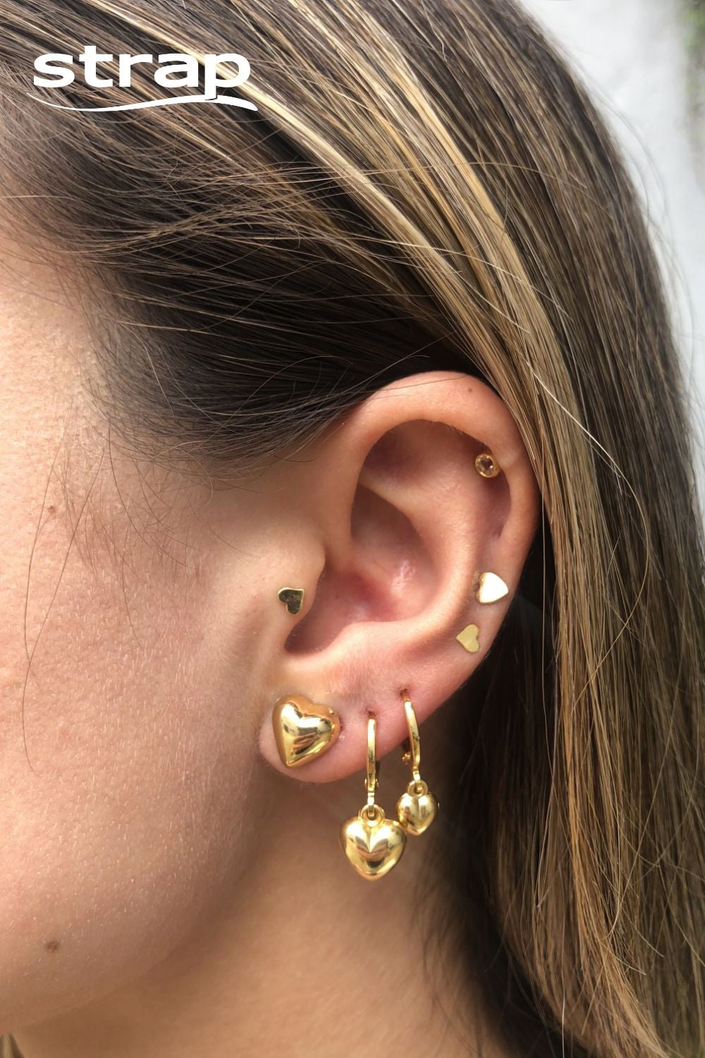 BRINCO DE ARGOLA COM PINGENTE DE CORAÇÃO PEQUENO FOLHEADO A OURO 18K