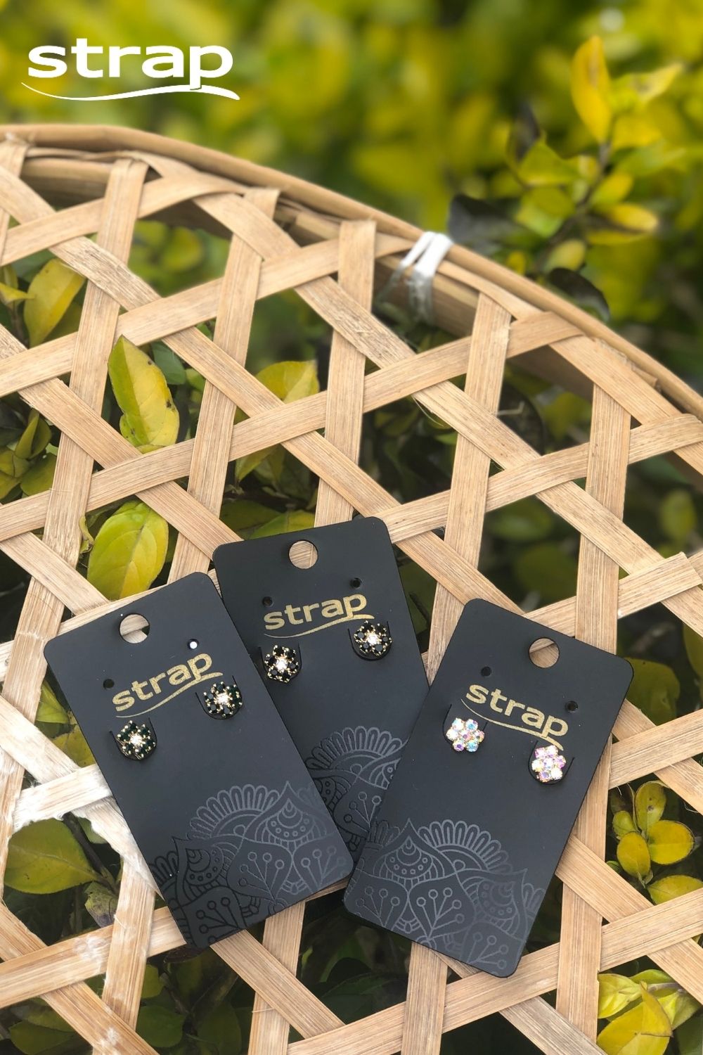 BRINCO MINI FLOR COM ZIRCÔNIAS PRETAS FOLHEADO A OURO 18K