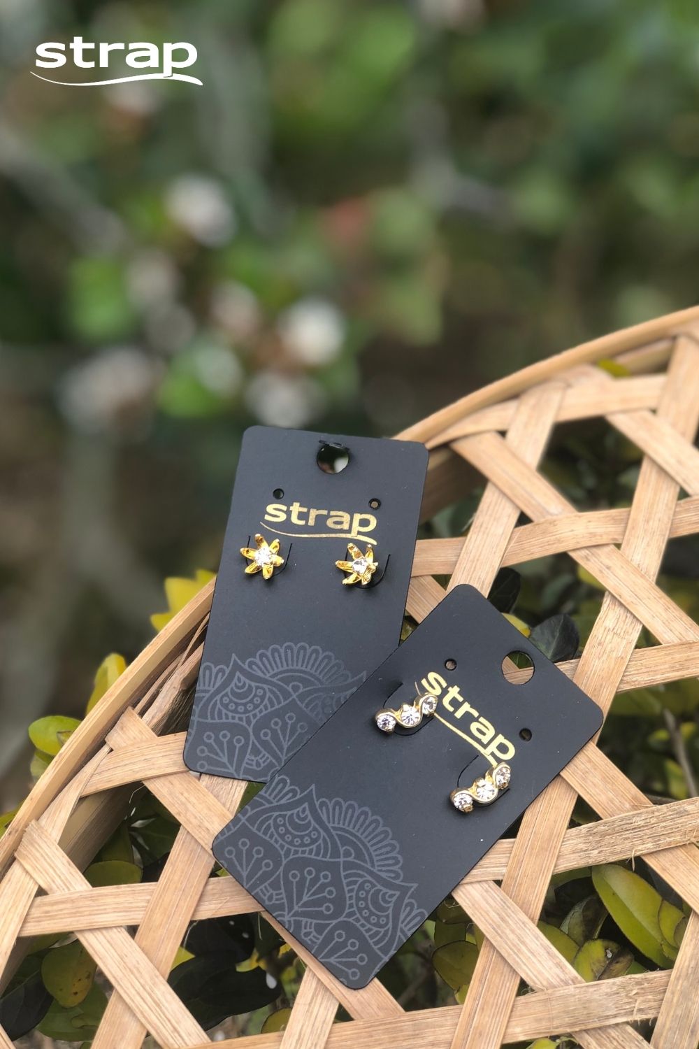 MINI BRINCO TRÊS ZIRCÔNIAS FOLHEADO A OURO 18K