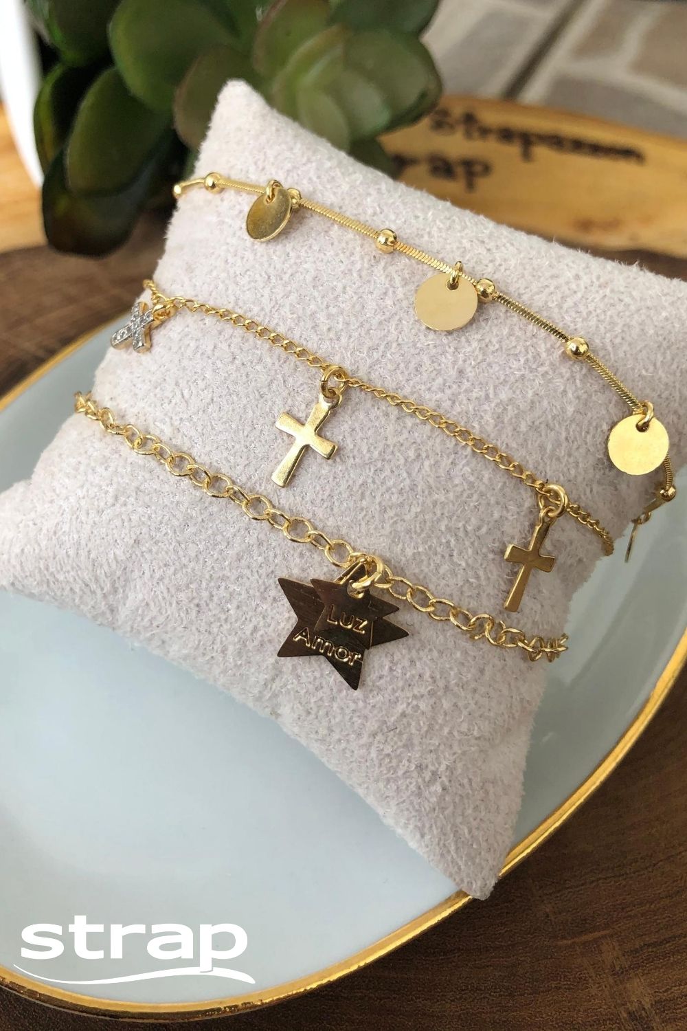 PULSEIRA COM PINGENTES DE CRUCIFIXOS FOLHEADA A OURO 18K