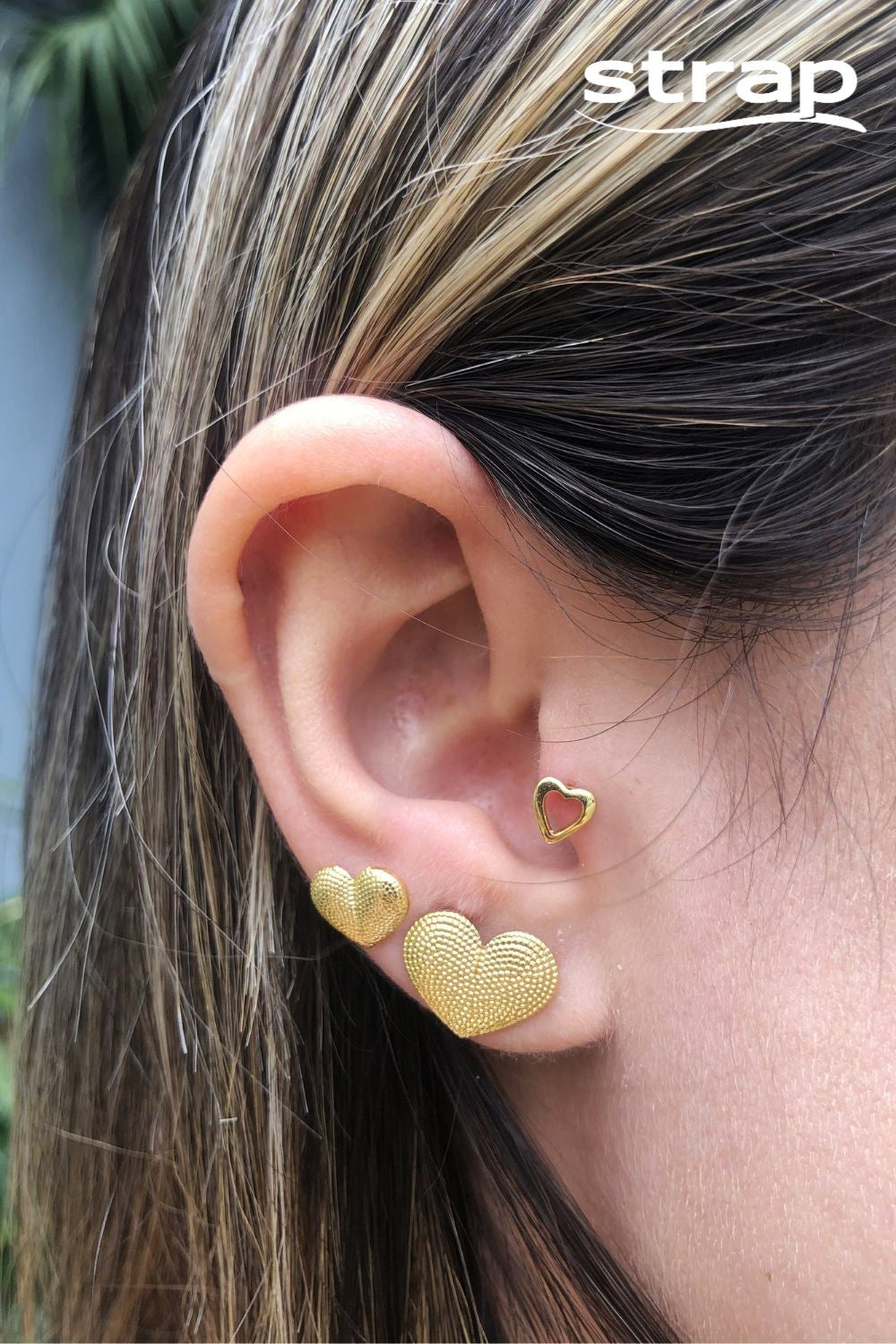 BRINCO MINI DUPLA DE CORAÇÕES FOLHEADO A OURO 18K