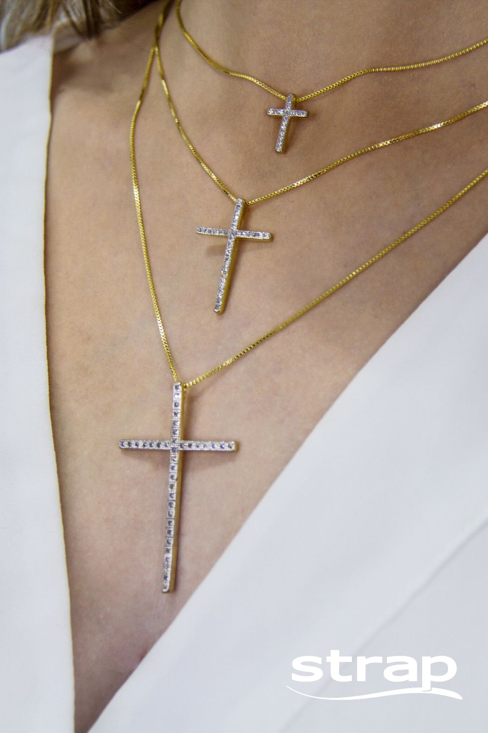 COLAR COM CRUCIFIXO PEQUENO CRAVEJADO DE ZIRCÔNIAS FOLHEADO A OURO 18K