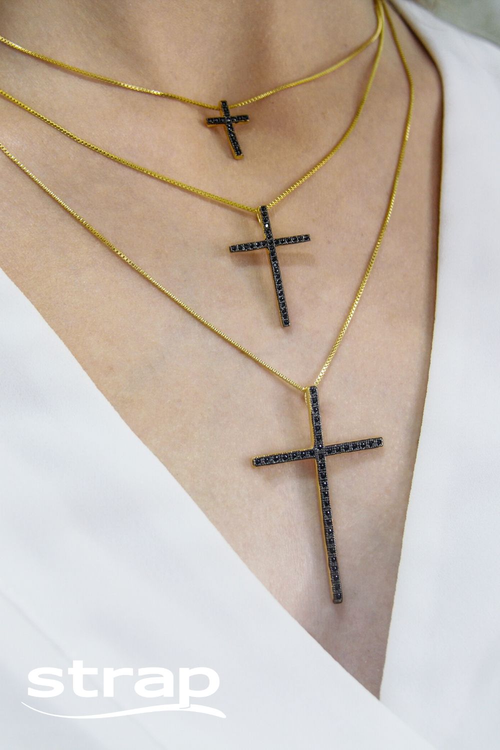 COLAR COM CRUCIFIXO MÉDIO CRAVEJADO DE ZIRCÔNIAS PRETAS FOLHEADO A OURO 18K