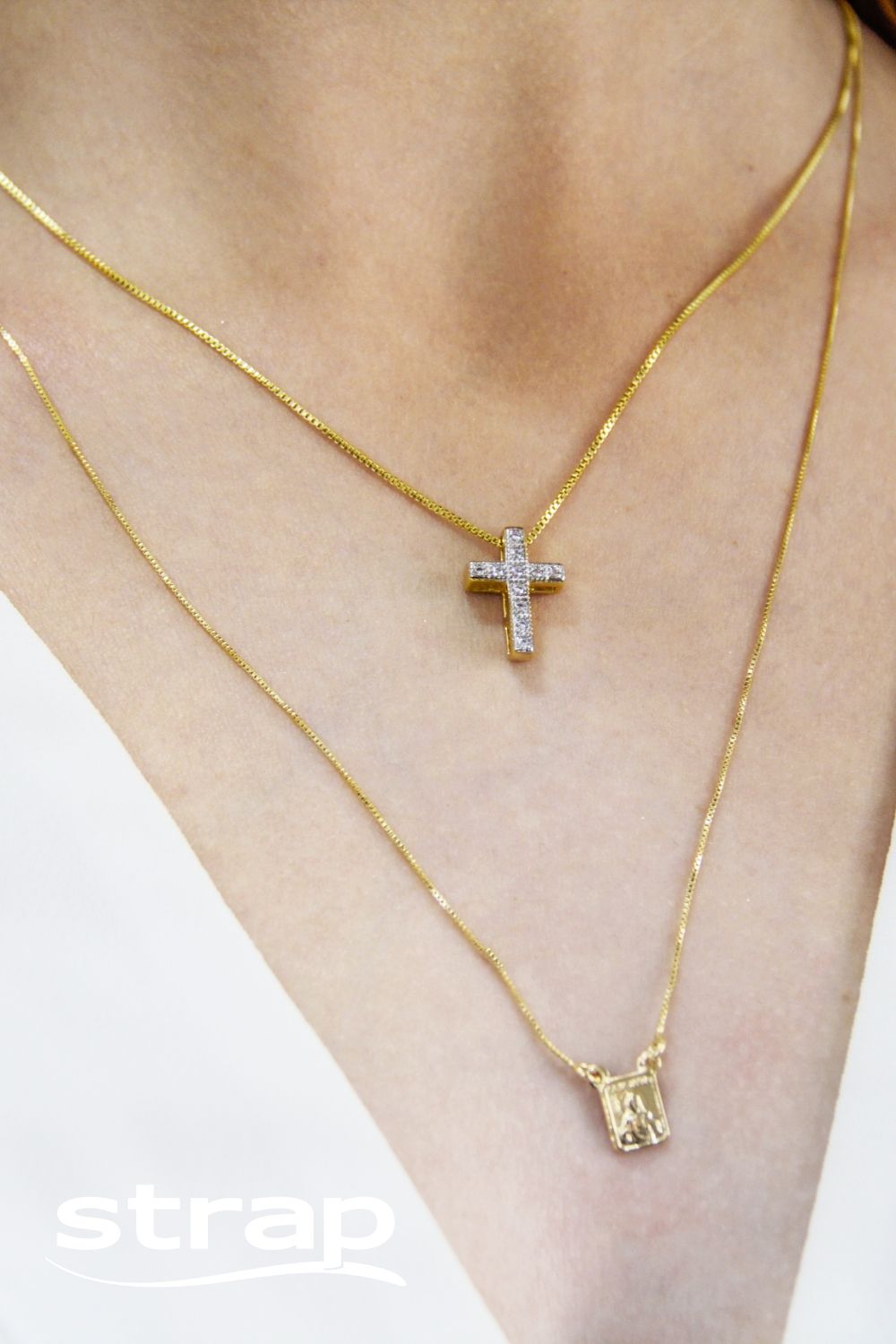 COLAR COM CRUCIFIXO PEQUENO COM GALERIA CRAVEJADA DE ZIRCÔNIAS FOLHEADO A OURO 18K