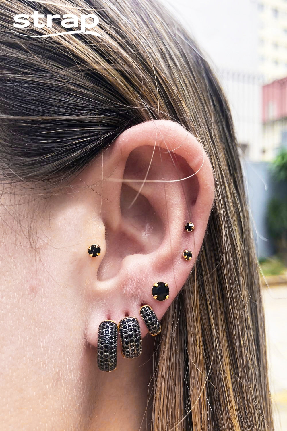 BRINCO TRIO DE ARGOLAS CRAVEJADAS COM MICRO ZIRCÔNIAS PRETAS FOLHEADO A OURO 18K
