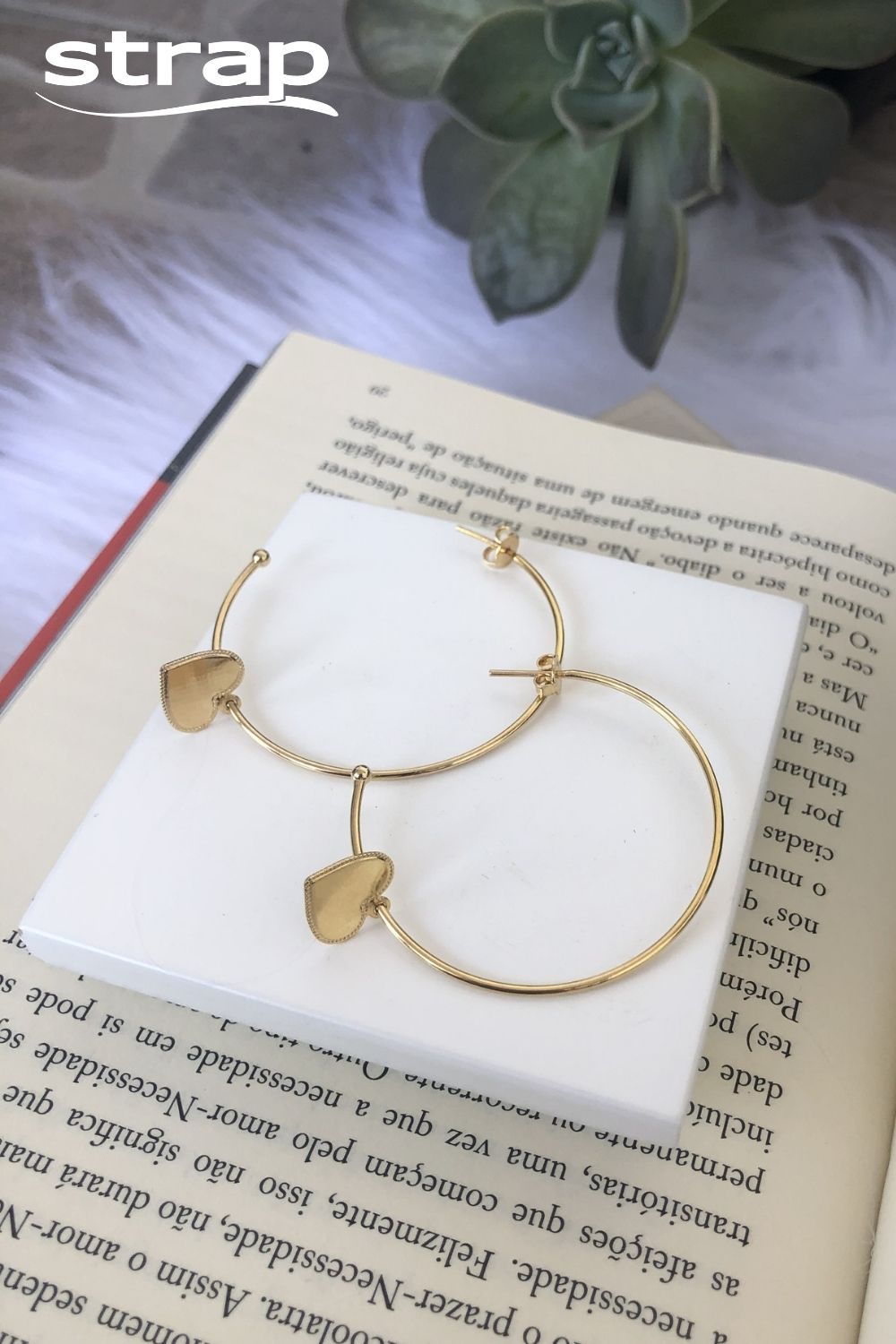 BRINCO DE ARGOLA COM CORAÇÃO FOLHEADO A OURO 18K