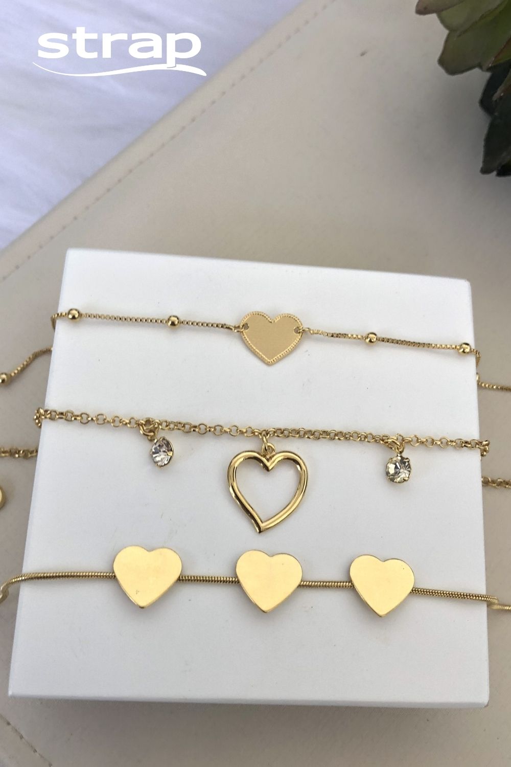 PULSEIRA COM BOLAS PEQUENAS E UM CORAÇÃO FOLHEADO A OURO 18K