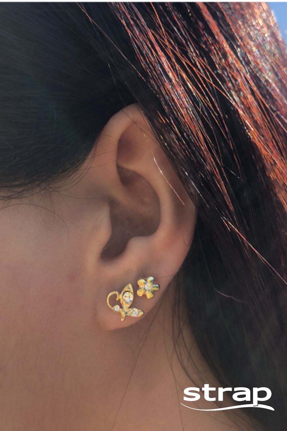 BRINCO MINI FLOR COM STRASS FOLHEADO A OURO 18K