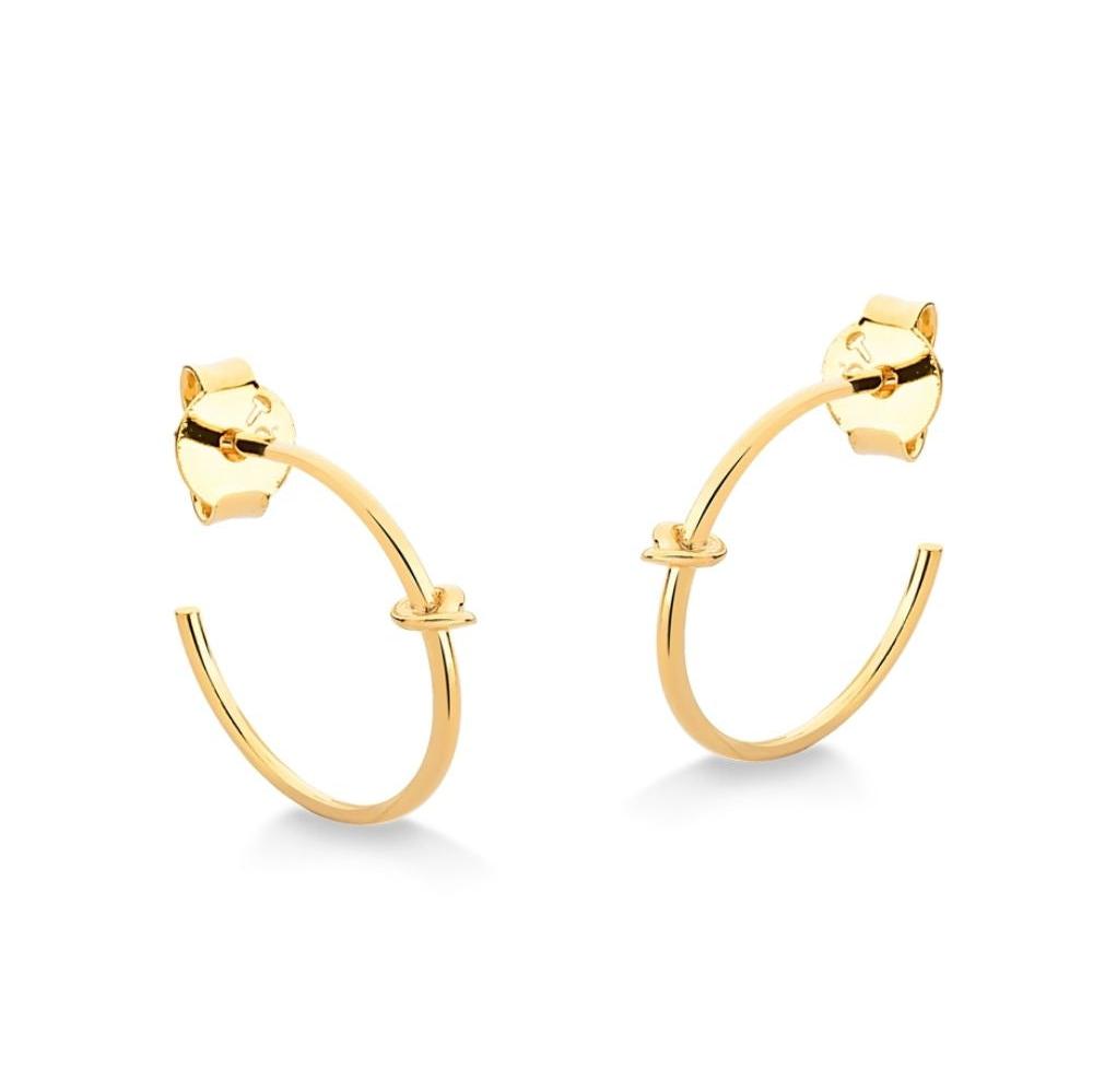 BRINCO DE ARGOLA PEQUENA LISA COM NÓ FOLHEADO A OURO 18K