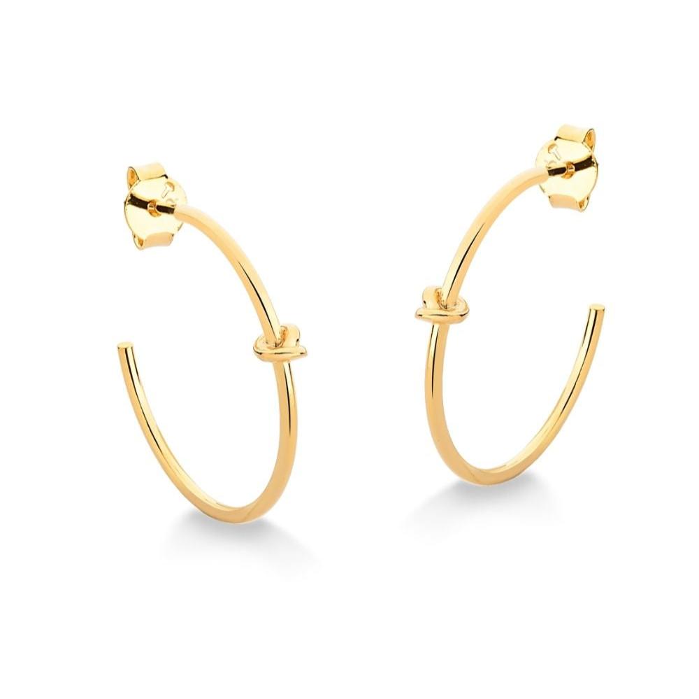 BRINCO DE ARGOLA MÉDIO LISA COM NÓ FOLHEADO A OURO 18K