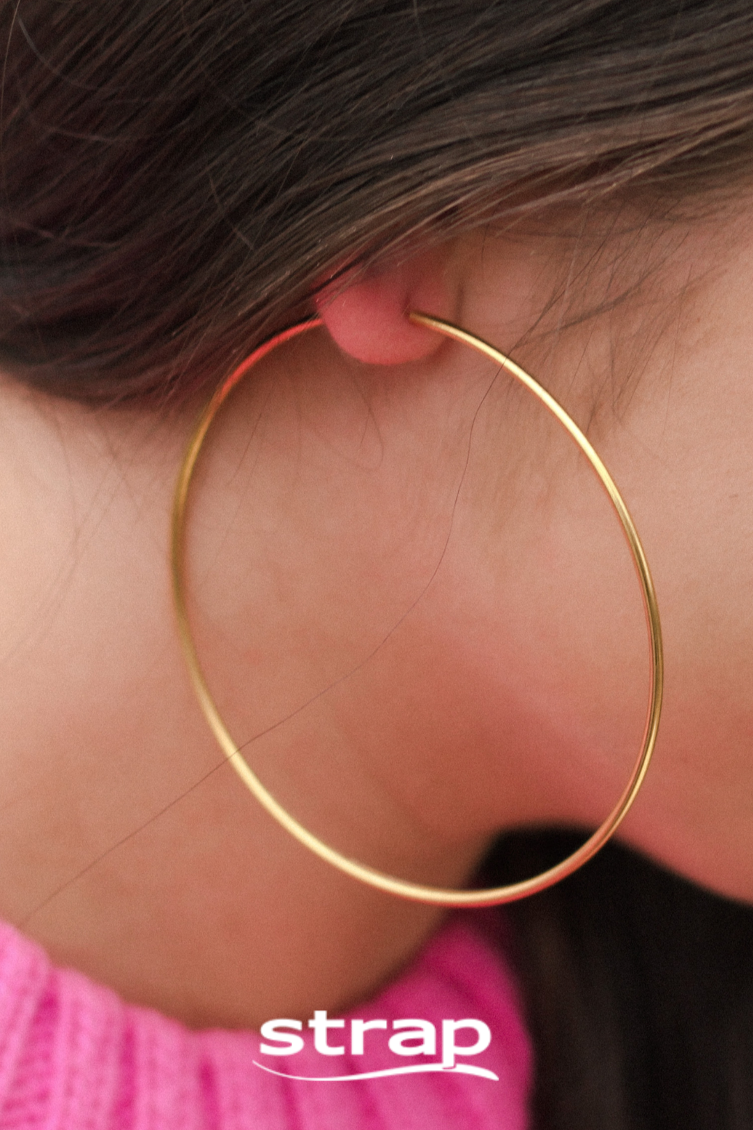 BRINCO DE ARGOLA LISA FECHADA COM 8 CM DE DIÂMETRO FOLHEADO A OURO 18K