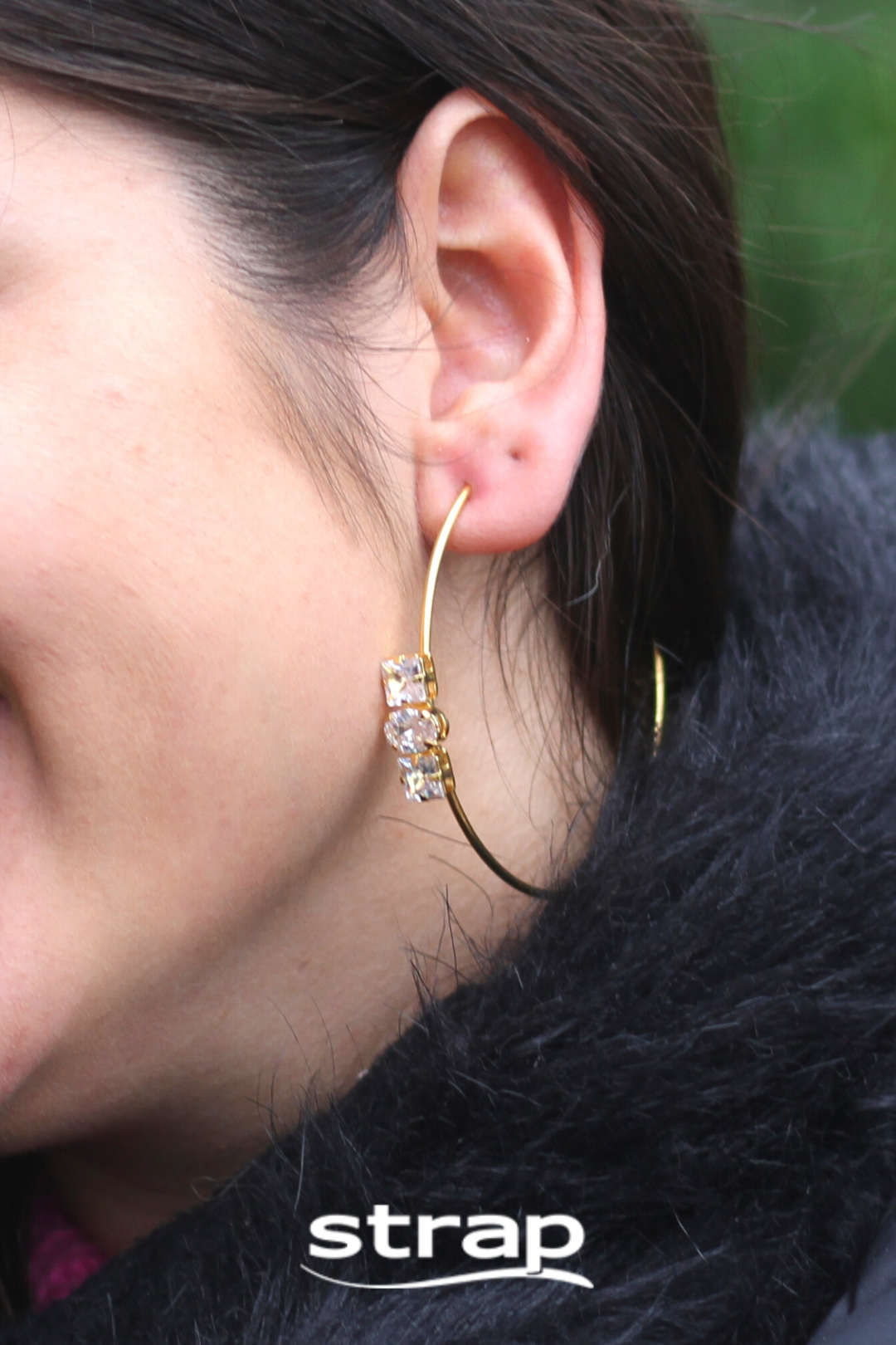 BRINCO DE ARGOLA COM ZIRCÔNIAS COM 7 CM DE DIÂMETRO FOLHEADO A OURO 18K