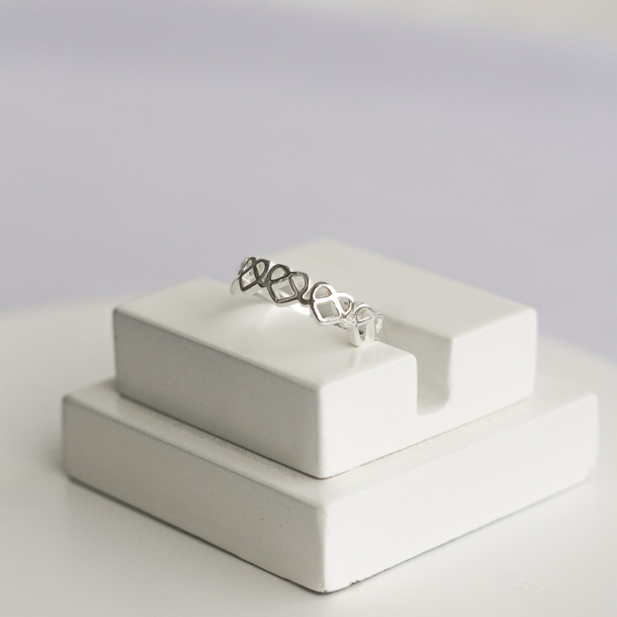 ANEL CORAÇÕES VAZADOS EM PRATA CENARIO