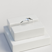 ANEL FINO CORAÇÃO LISO EM PRATA CENARIO