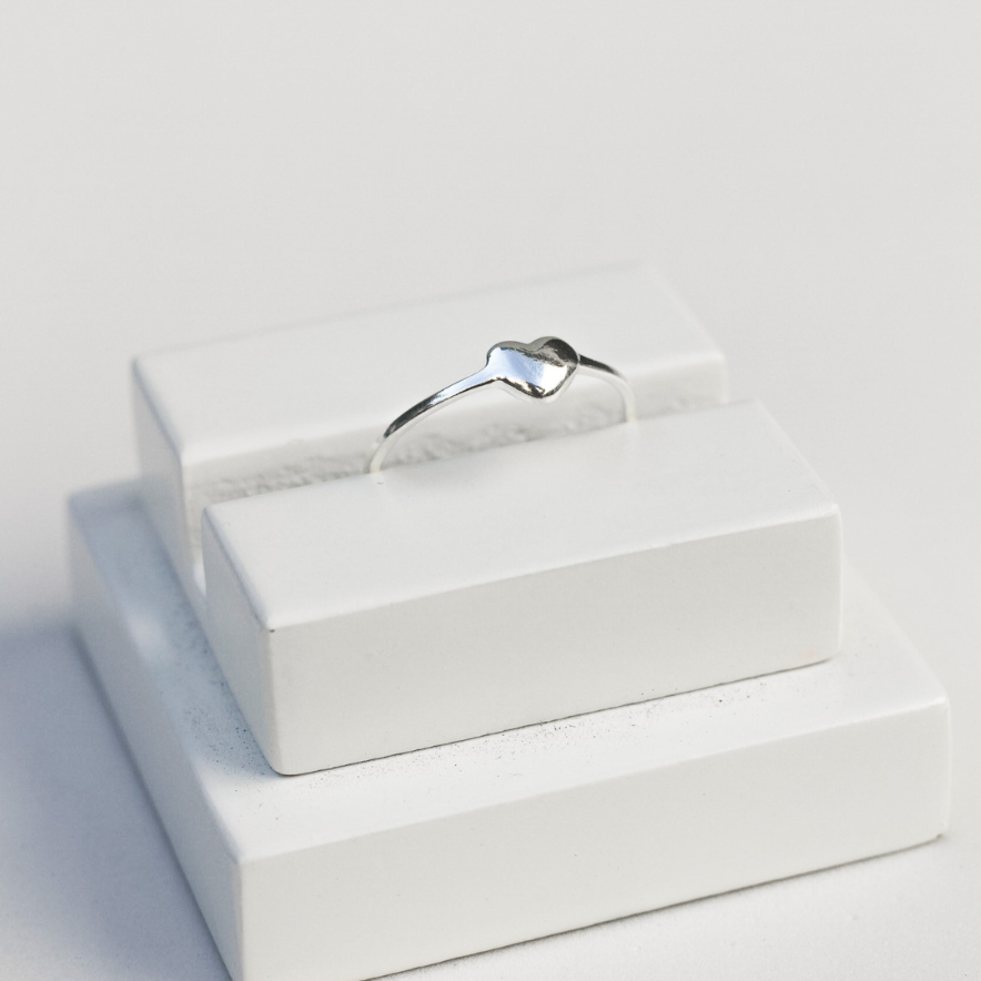 ANEL FINO CORAÇÃO LISO EM PRATA CENARIO