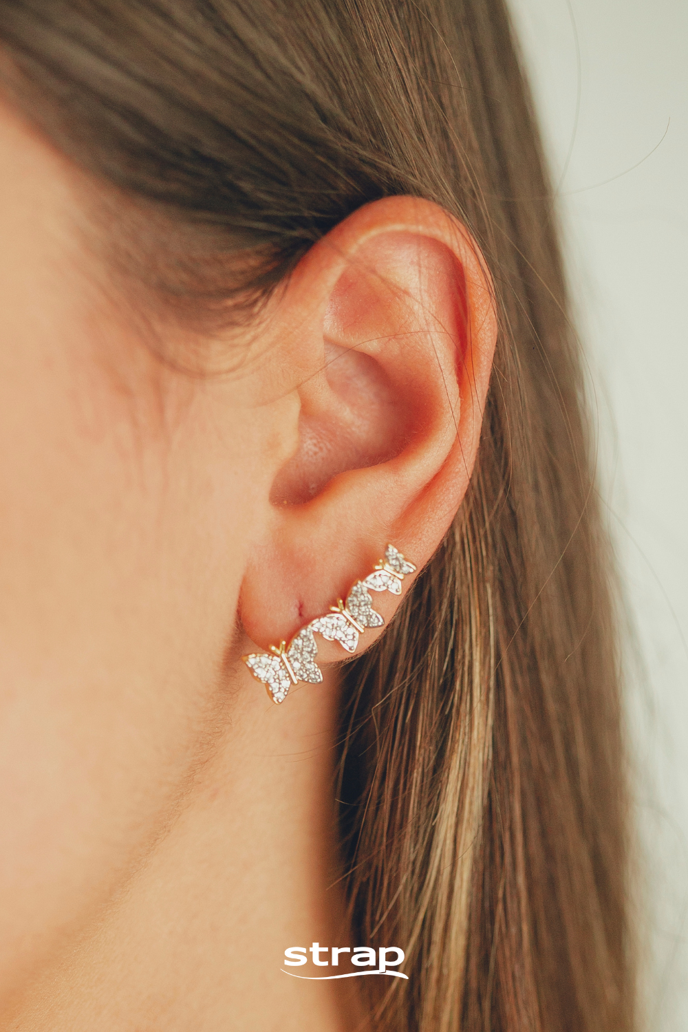 BRINCO EAR CUFF DE BORBOLETAS COM ZIRCONIAS FOLHEADO A OURO 18K