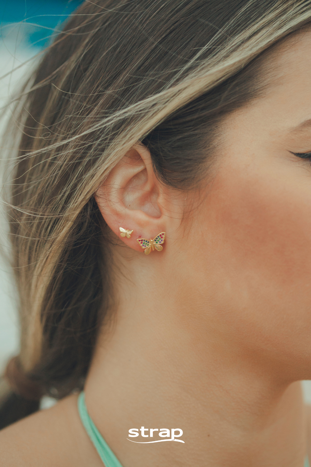 BRINCO DUPLA DE BORBOLETAS COLORIDAS FOLHEADO A OURO 18K