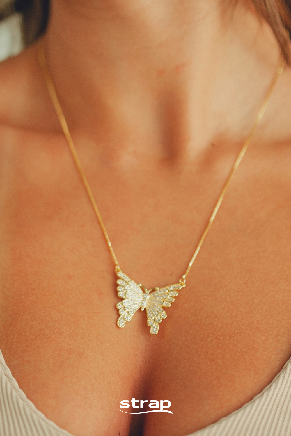 COLAR BORBOLETA CRAVEJADA CRISTAL FOLHEADA A OURO 18K