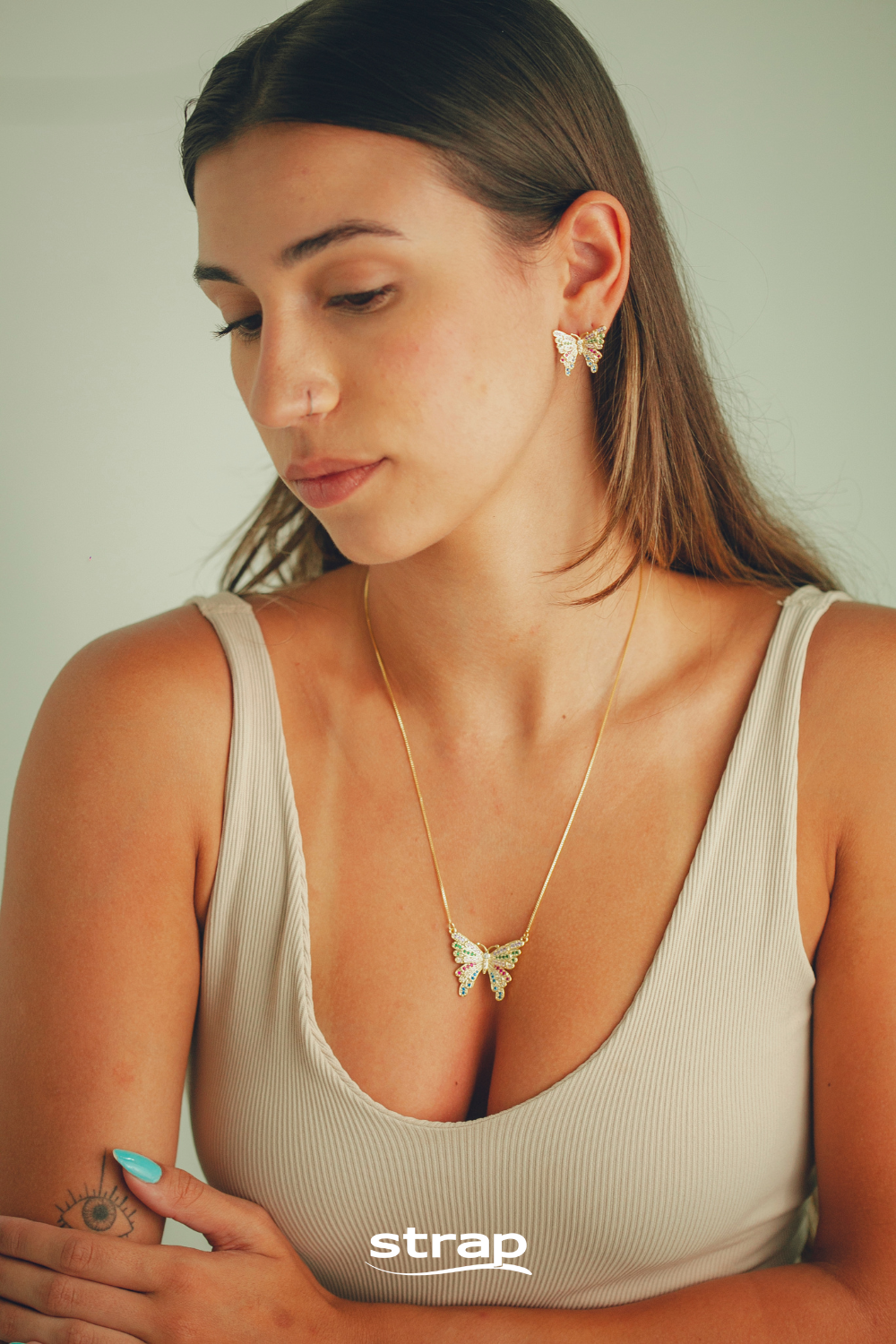 COLAR BORBOLETA CRAVEJADA COLORIDA FOLHEADA A OURO 18K